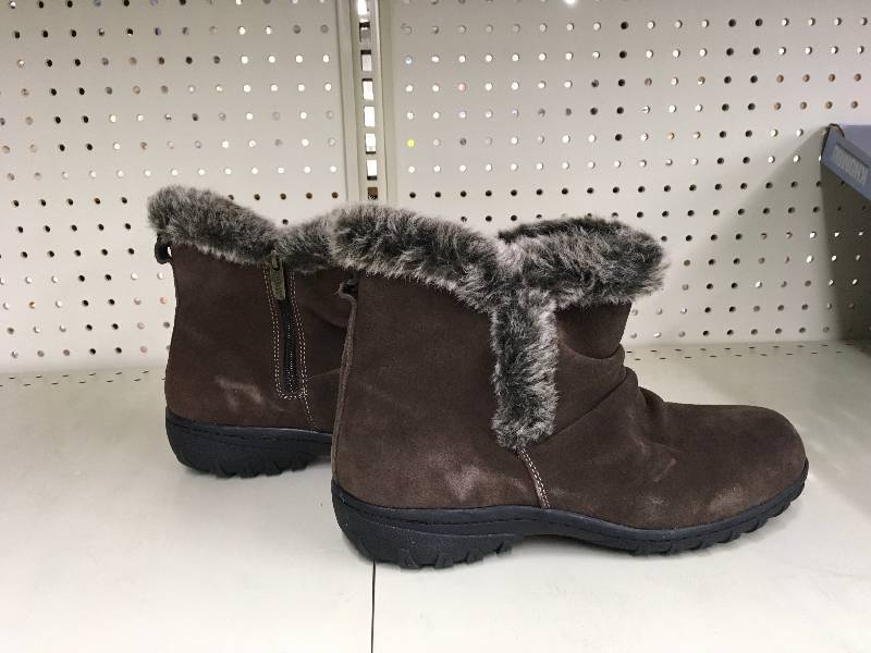 lot 60 image: Khombu Ladies All Weather Boots, Retail $24.99