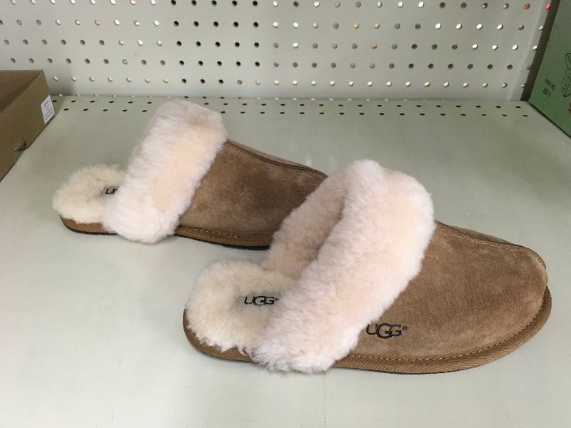 lot 80 image: UGG WOMENS SCUFFETTE II SLIPPERS, Retail $59.99