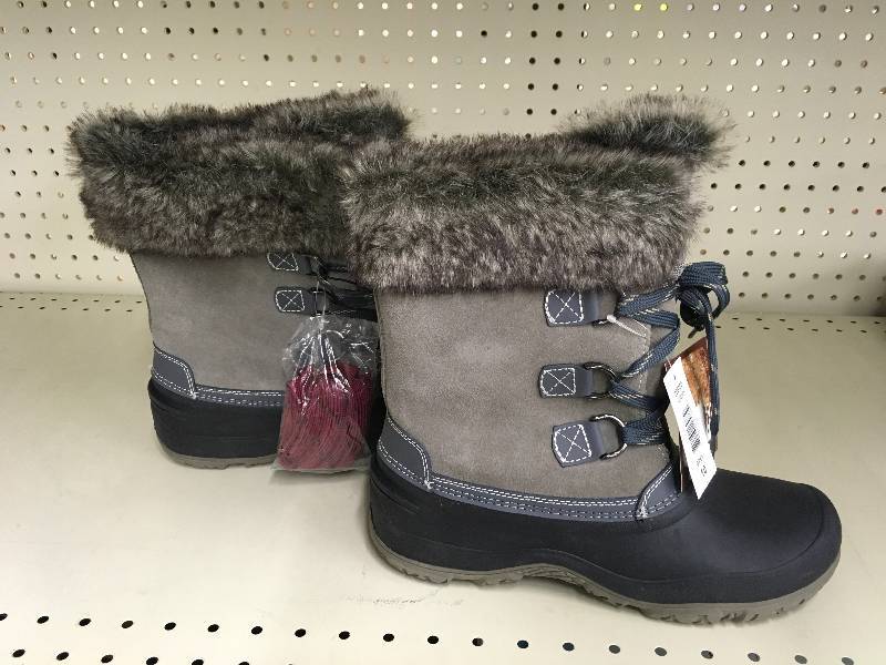 lot 90 image: Khombu Ladies Short Boot, Retail $29.99