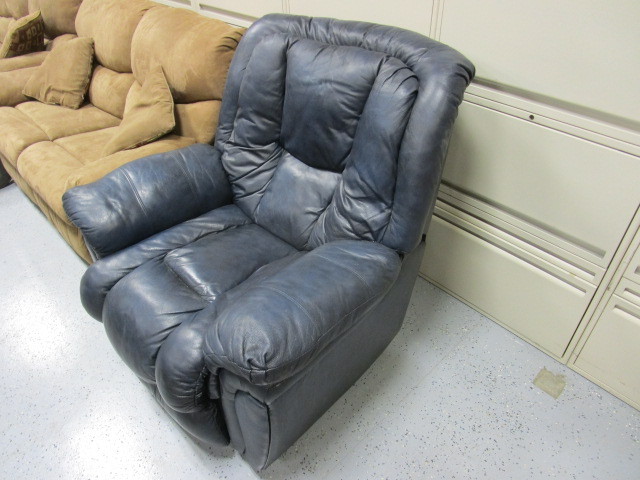 lot 13 image: Leather RockerGliderRecliner