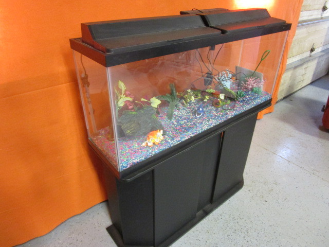 lot 18 image: (New) Fish Tank wStand