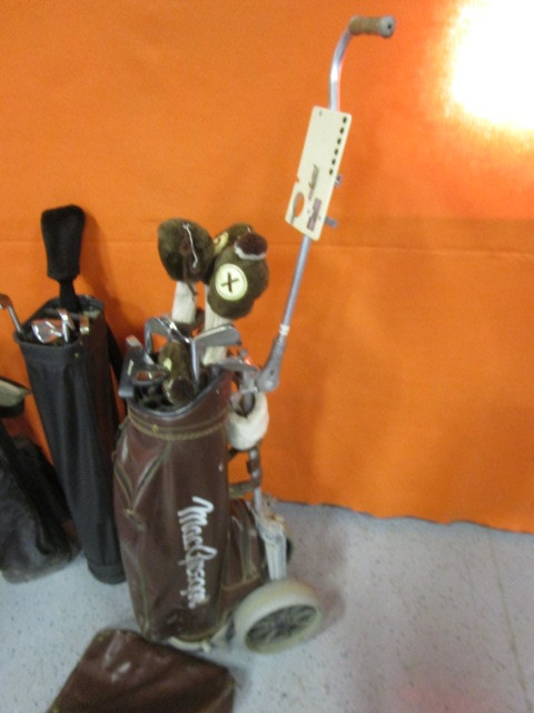 lot 20 image: Golf Bags & Clubs