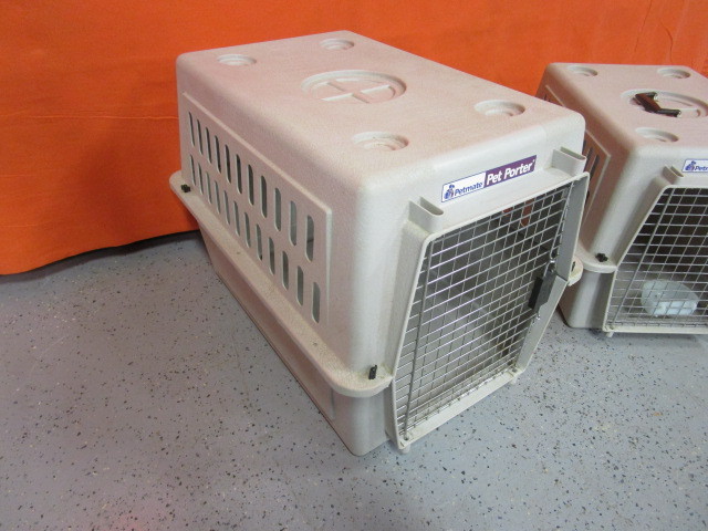 lot 21 image: (2) Pet Carriers