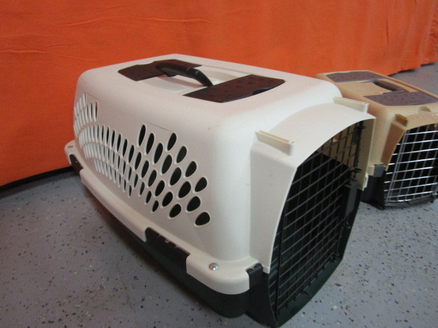 lot 22 image: (2) Pet Carriers