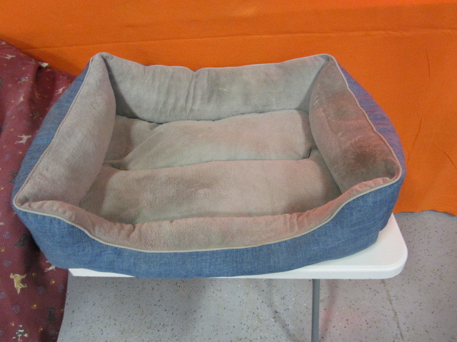 lot 23 image: Pet Beds