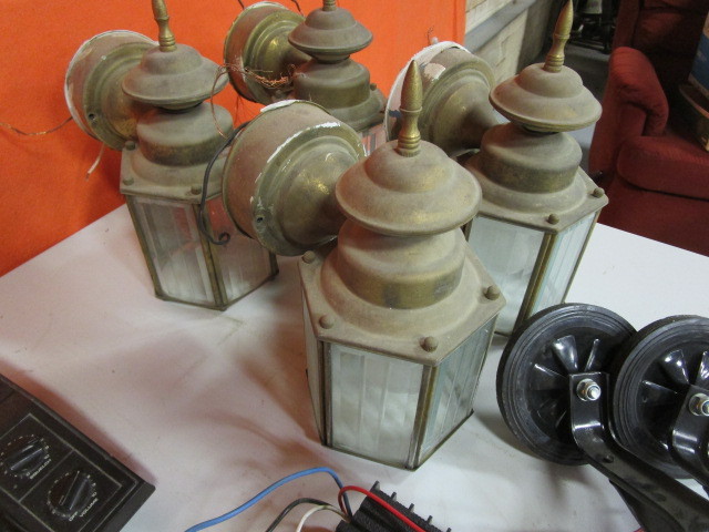 lot 34 image: Lights, CBs & Misc