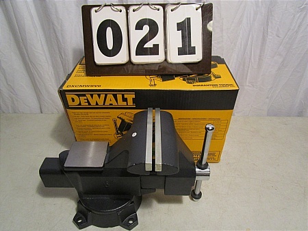 lot 21 image: DeWalt 6 Heavy Duty Workshop Vise