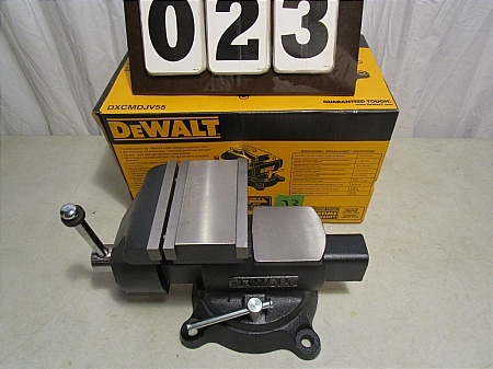 lot 23 image: DeWalt 5.5 Double Jaw Reversible Bench Vise