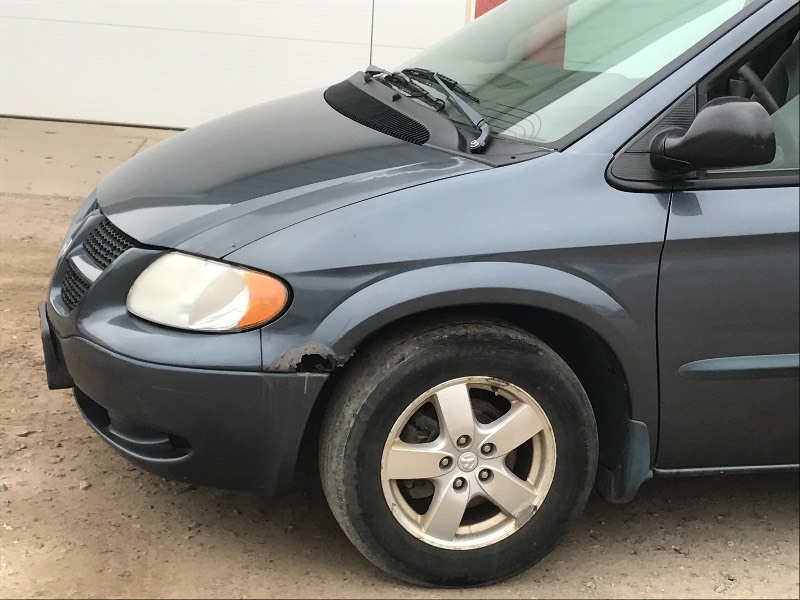 lot 3 image: 2002 Dodge Grand Caravan Sport