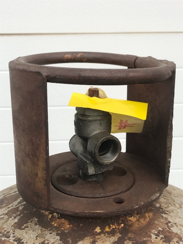 lot 14 image: 100# LP Tank