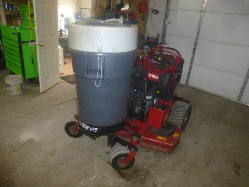 lot 2 image: 2015 Toro Grand Stand 52 Mower