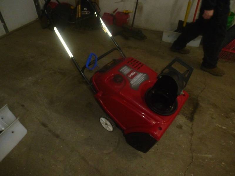 lot 9 image: Toro Power Clear Blower