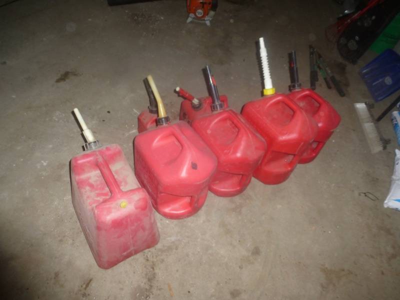 lot 11 image: Plastic Gas cans