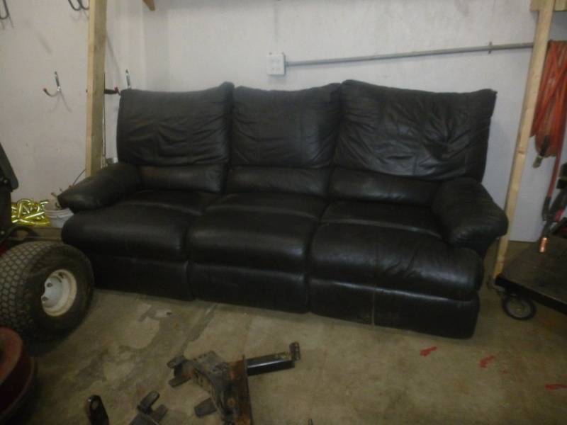 lot 32 image: Leather couchrecliner