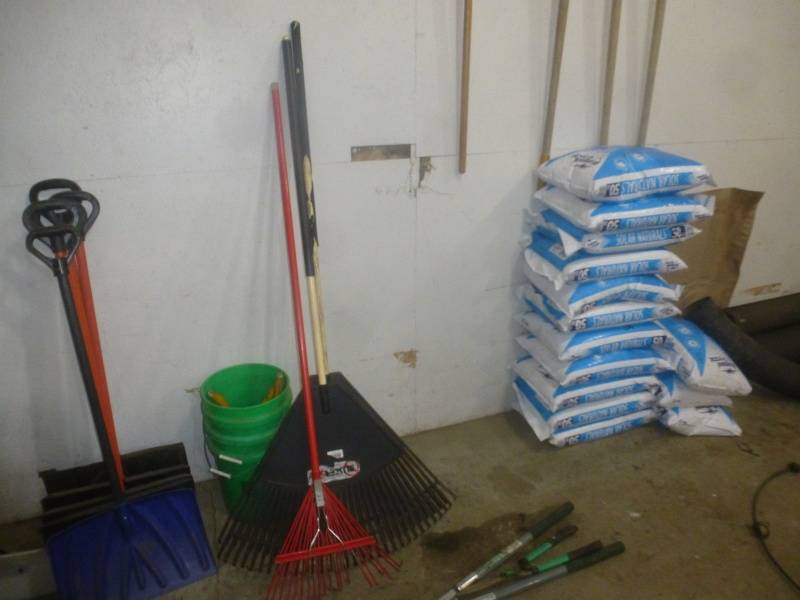 lot 37 image: Lawn Rakes