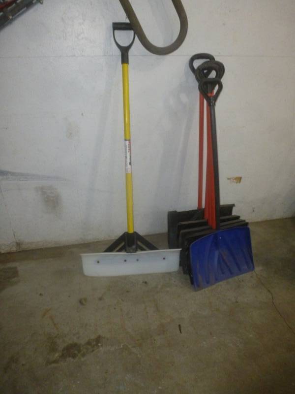 lot 40 image: Snow shovels