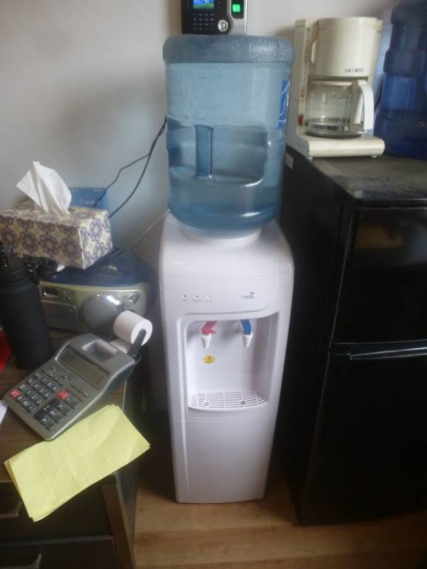 lot 44 image: Oasis Water Dispenser