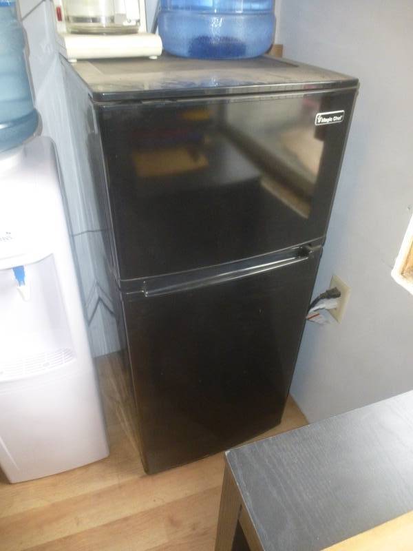 lot 45 image: Magic Chef Refrigerator
