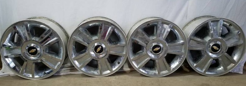 lot 11 image: 4 21 inch Aluminum Chevrolet Rims