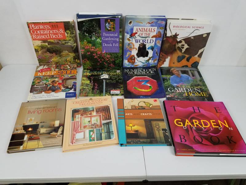 lot 26 image: Lot of 19 mix books