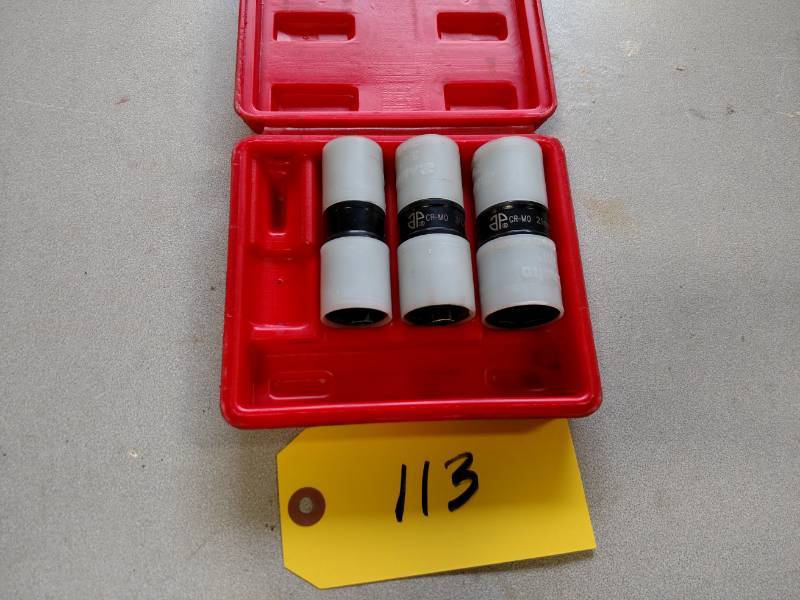 lot 113 image: Astro 78803 Set Anti Scratch Lug Nu...