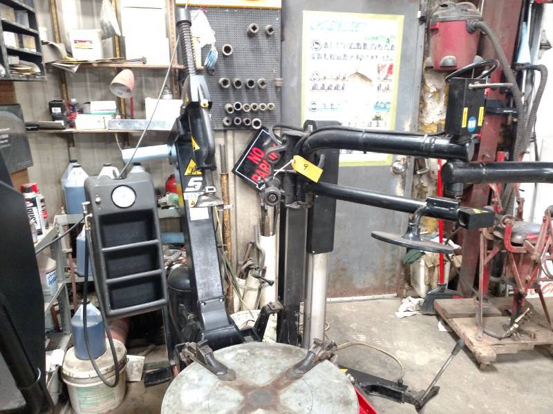 lot 9 image: Snap-On Model EEWH3118 Tire Changer...