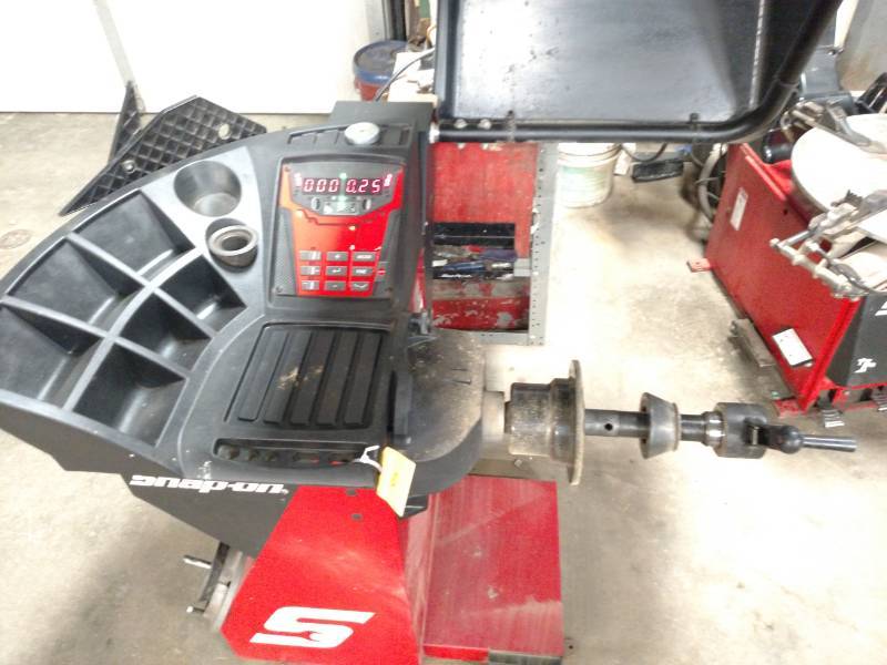 lot 10 image: Snap-On Model EEWB331A Tire Balance...