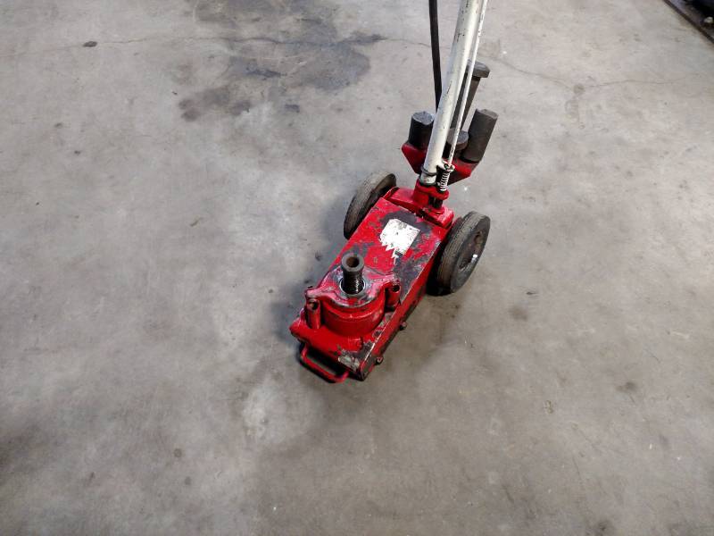 lot 19 image: AirHydraulic Floor Jack...