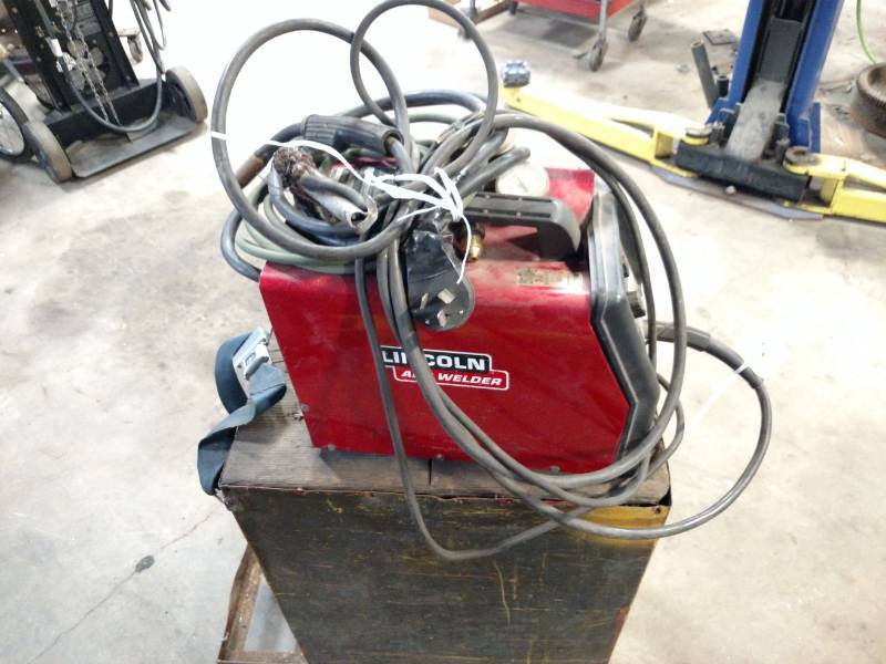 lot 25 image: Lincoln SP-17T 130 Amp Internal Wir...