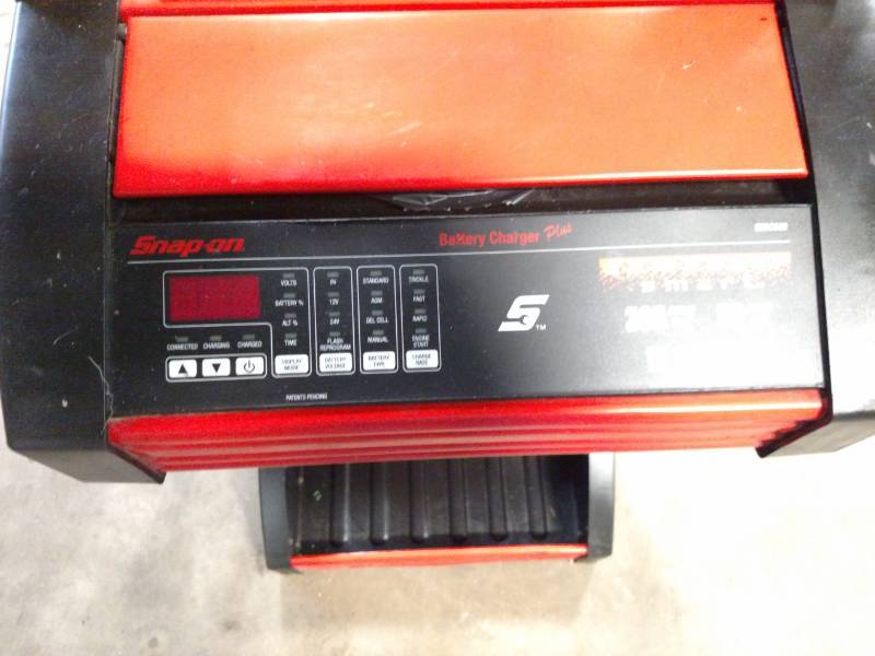 lot 26 image: Snap-On Model EEBC500 300 Amp Compu...