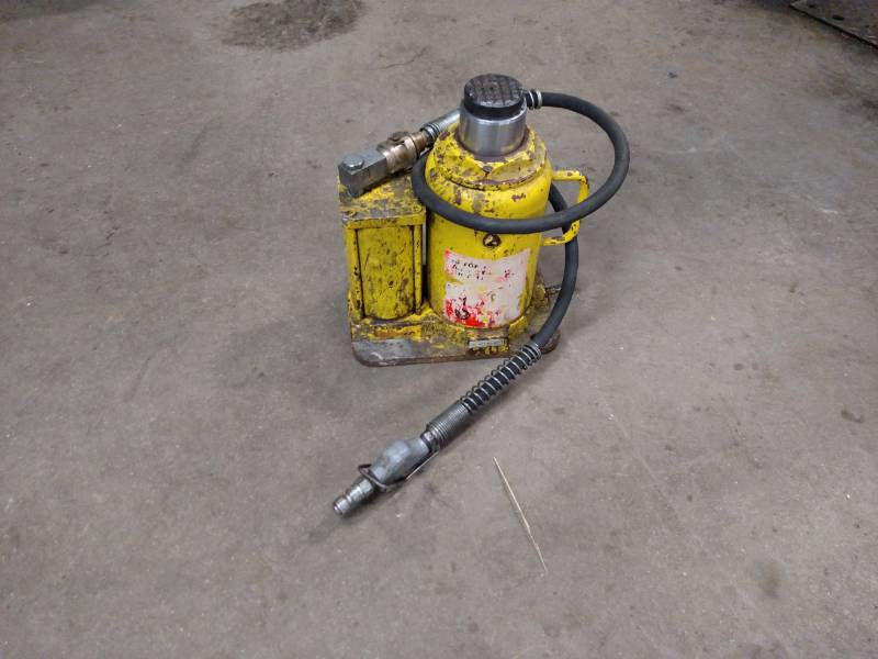 lot 282 image: 20 Ton AirHydraulic Bottle Jack...