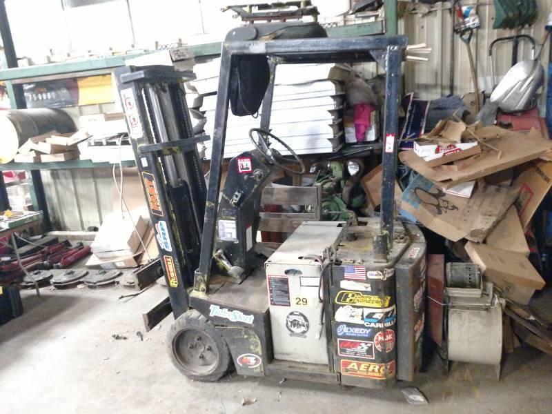 lot 3 image: Clark Model TW25 Electric Forklift,...