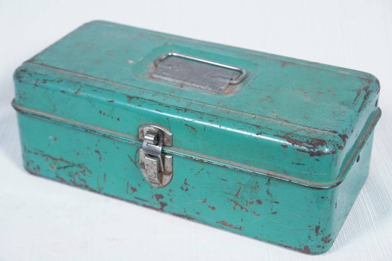 lot 17 image: Vintage Tool Collection in a Tackle Box