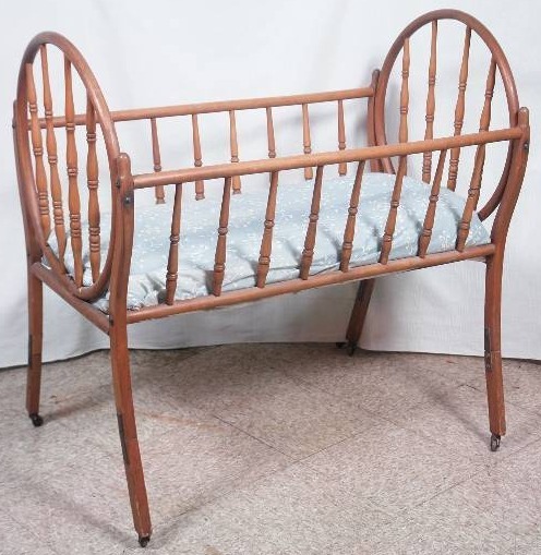 lot 19 image: Antique Moon Gate Spindled Crib