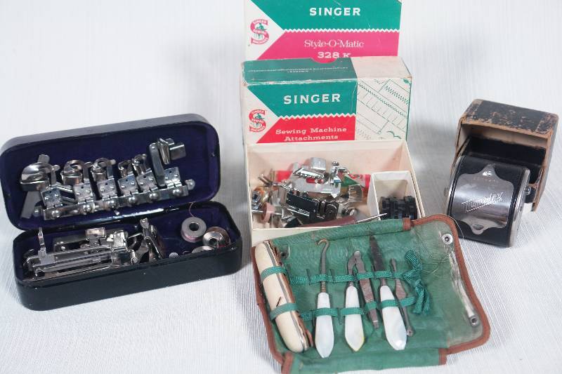 lot 24 image: Vintage Grooming and Sewing Machine Accessories