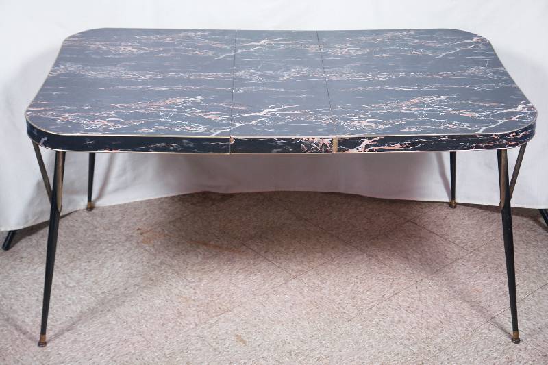 lot 42 image: 1960s Dinette Table
