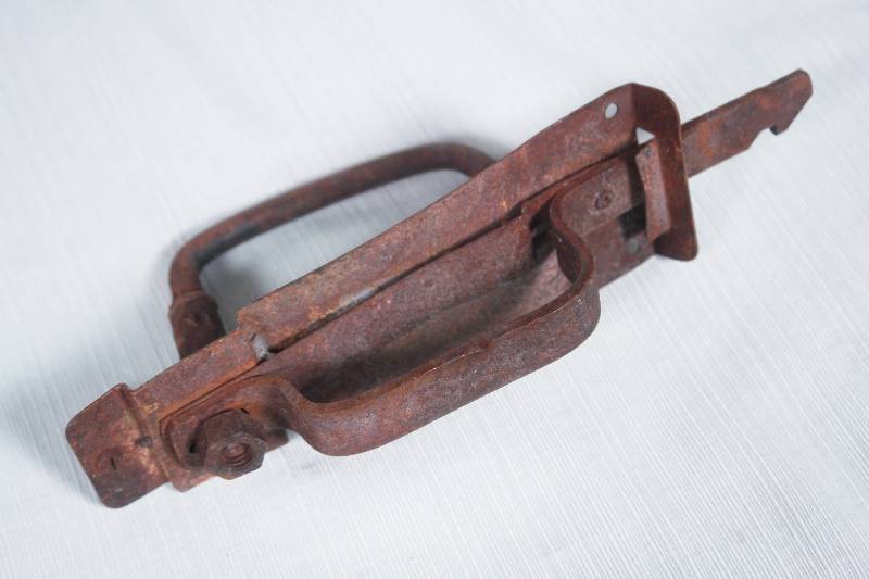 lot 64 image: Horse shoes Hay hooks and misc