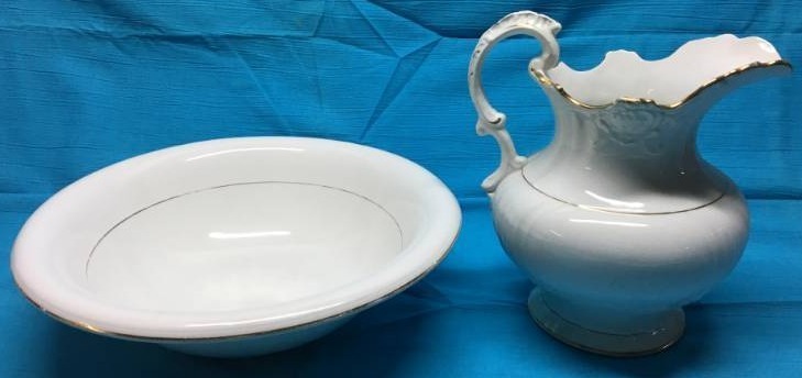 lot 7 image: Antique Pitcher and Wash Basin