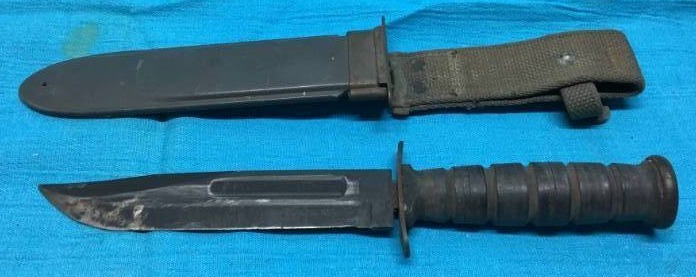lot 14 image: Army Knife