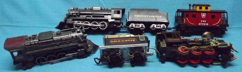 lot 132 image: Model Train Engine and Cars
