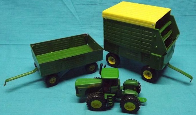 lot 151 image: Diecast Jonh Deere Model Tractor and Trailers