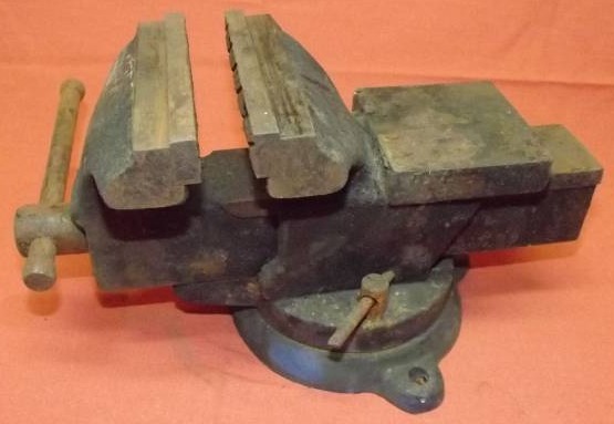 lot 245 image: Benchtop Vise