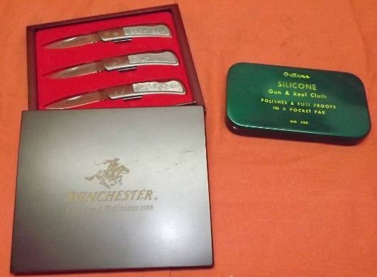 lot 255 image: Knives and More