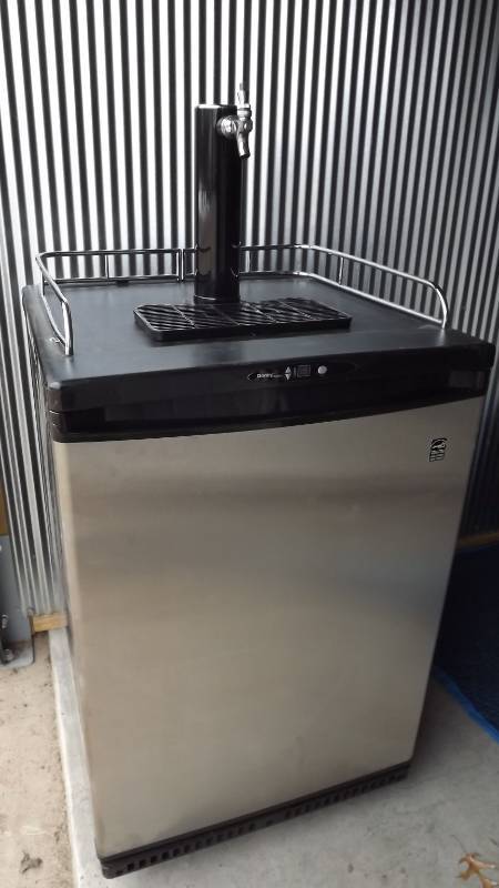 lot 4 image: Kegerator