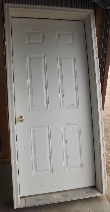 lot 17 image: Prehung Door