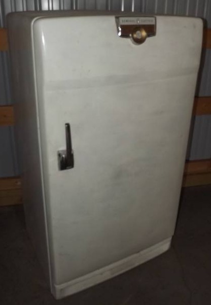 lot 21 image: Vintage Fridge