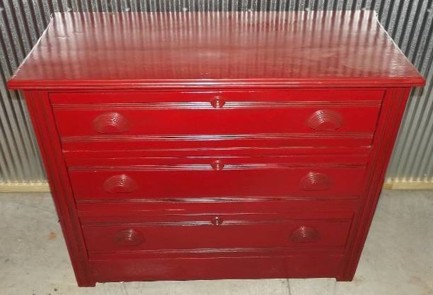 lot 32 image: Small Vintage Dresser