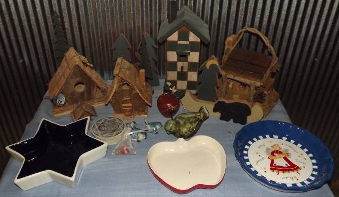 lot 43 image: Bird Houses and More