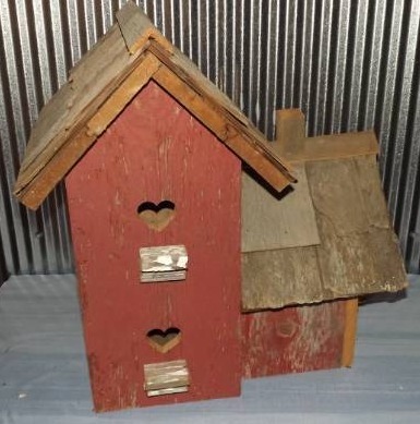 lot 44 image: Large Birdhouse