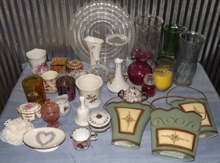 lot 350 image: Misc Housewares and Dcor